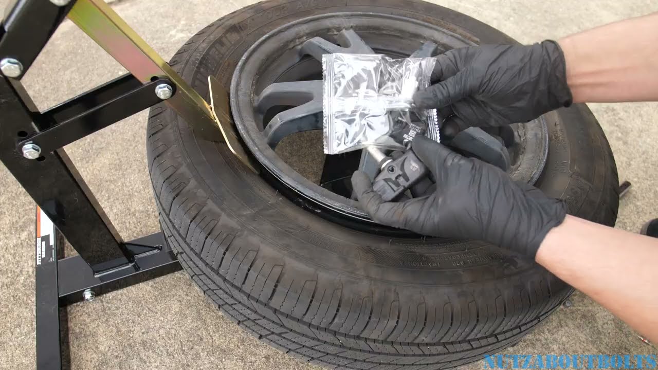 Замена датчика TPMS на Toyota Prius 2010-2015 годов выпуска.