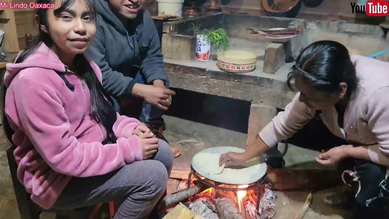 ✅️😃Al lado del fogón disfrutamos de una deliciosa sopa caldosa para el frio 