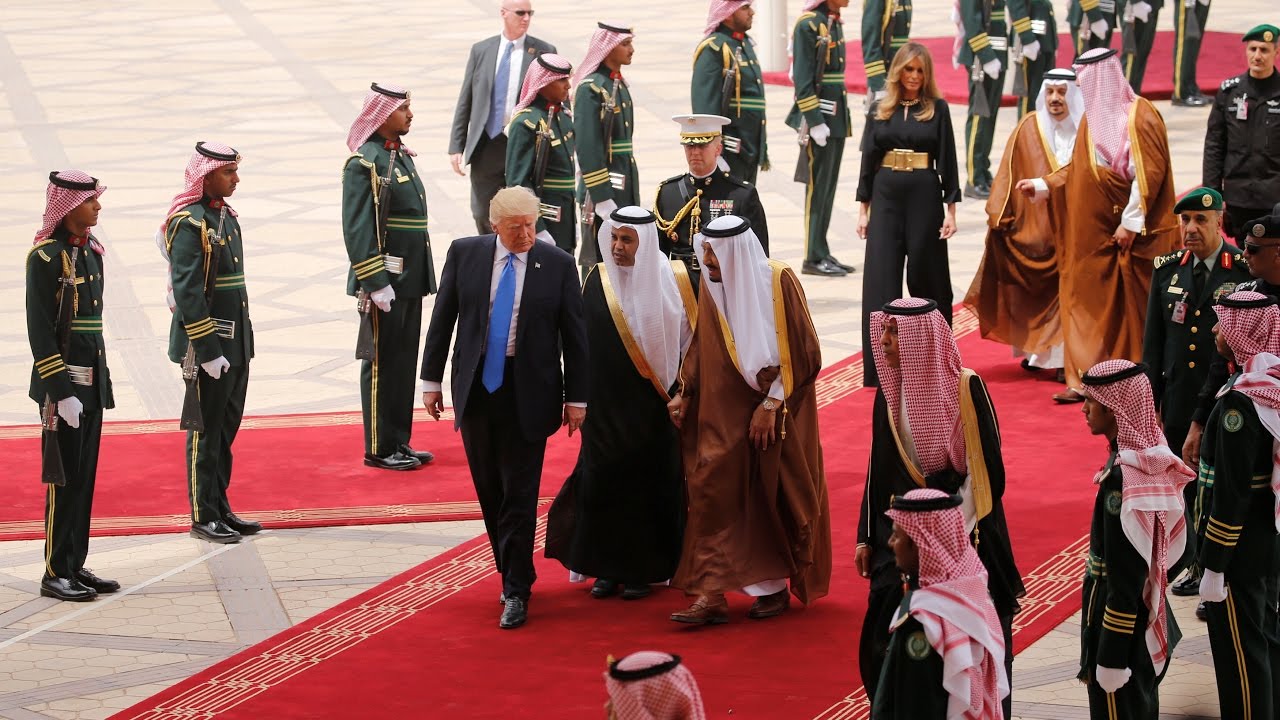 لحظة وصول الرئيس الأمريكي دونالد #ترمب إلى مطار الملك خالد في العاصمة السعودية