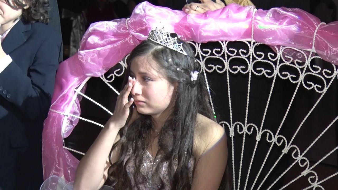 Madre canta a Quinceañera y hace llorar a todos