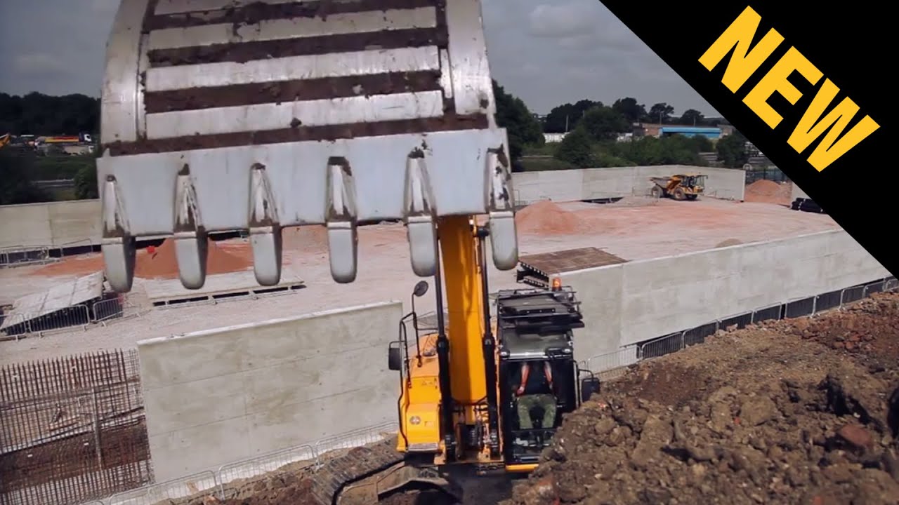 Muck Shifting Motorway Maintenance - JCB Dishes Dirt