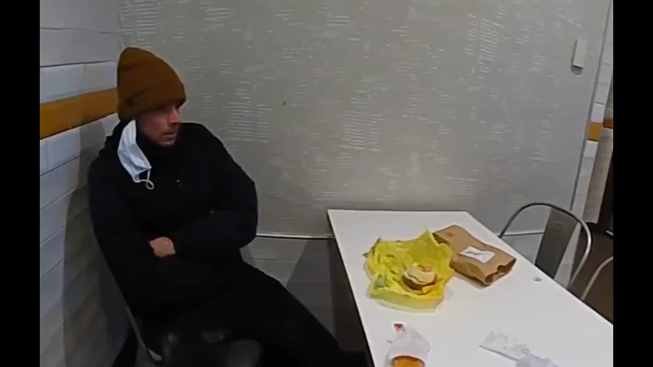 Новые кадры с нательной камеры полицейского: арест Луиджи Манджоне в McDonald's