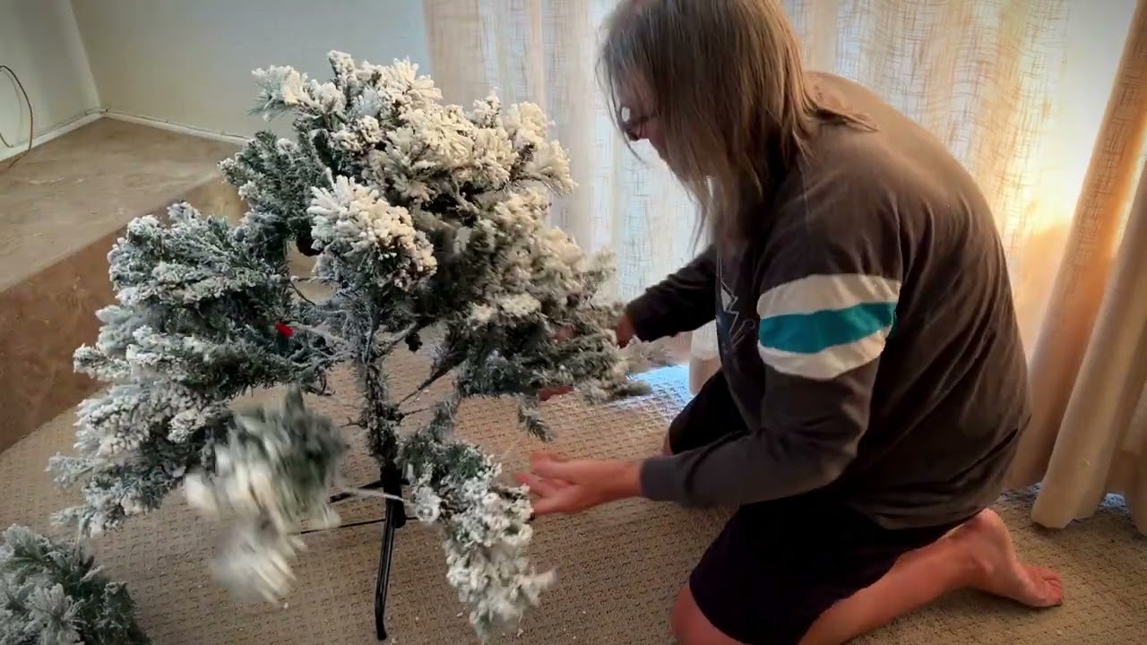 Hykolity 6ft Snow Flocked Christmas Tree