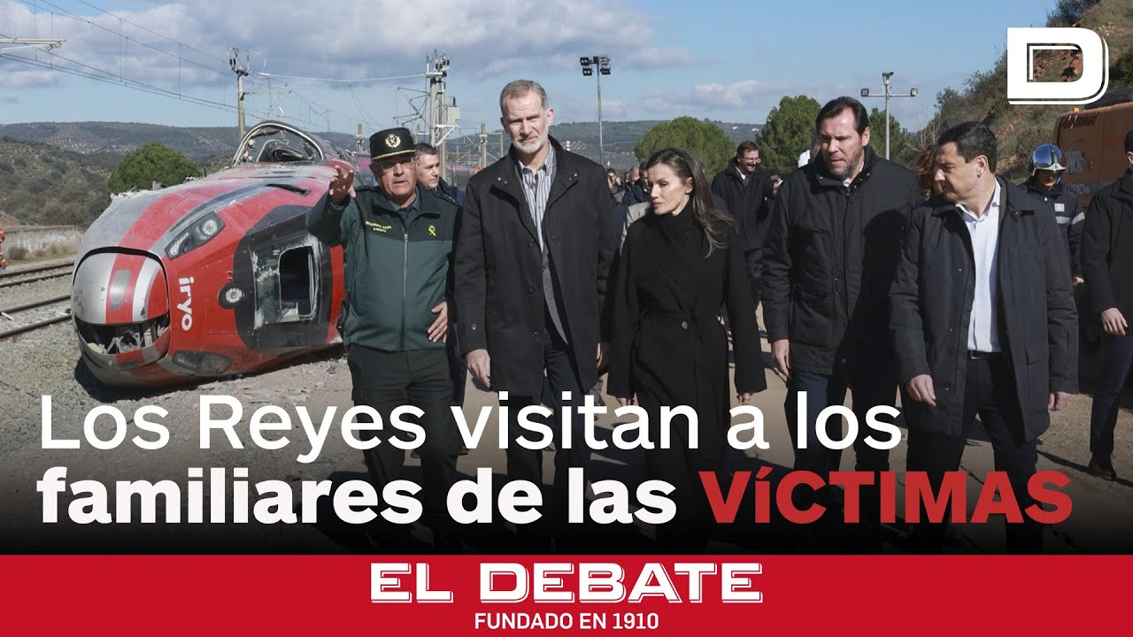 Felipe y Doña Letizia visitan a los familiares de las víctimas de Adamuz