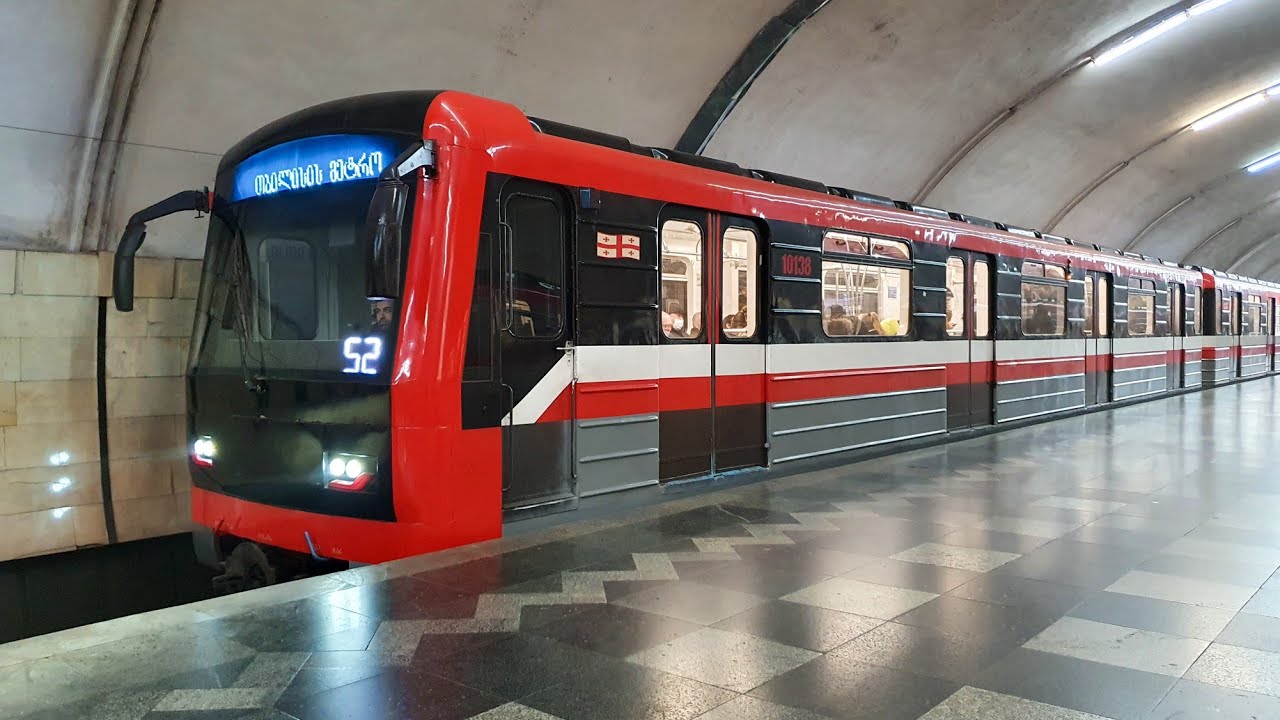 Метро Тбилиси: Модернизированные вагоны метро в черном стиле на второй линии: 81-717/714(.5)~Ема-502