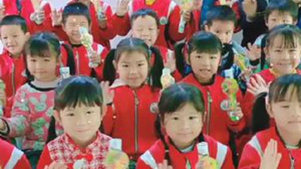 我们放假啦，🎉🎉发奖状也需要仪式感，💖💖小小的奖状，大大的鼓励。👏👏希望宝贝们继续努力，砥砺前行。👊👊#神兽出笼 #我们放假啦 #幼儿园