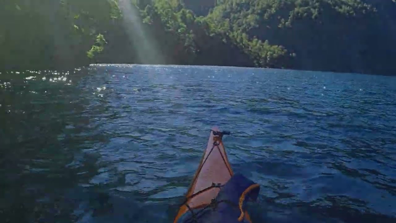 Travesía Lago Tromen. Kayak en Solitario. Acampe y desafío frente al Tormentoso de la Patagonia.
