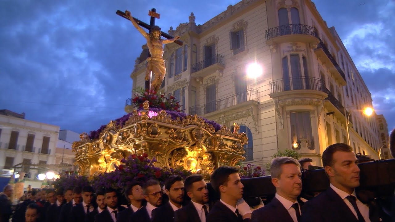 SEMANA SANTA 2019 | Los melillenses reciben con solemnidad al Cristo de la Paz