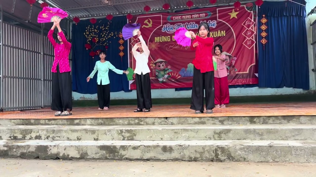 đôla biểu diễn múa mừng xuân lớp 5/2