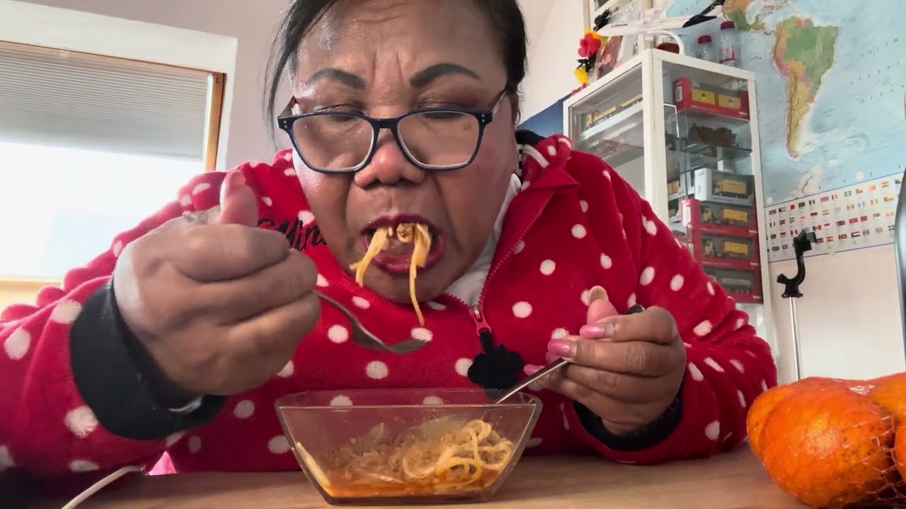 Mantanjanda makan Spaghetti Bolognese 