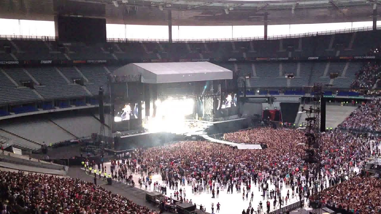 Rihanna - Phresh Out The Runway [INTRO] (Diamonds World Tour - Paris - Stade de France)