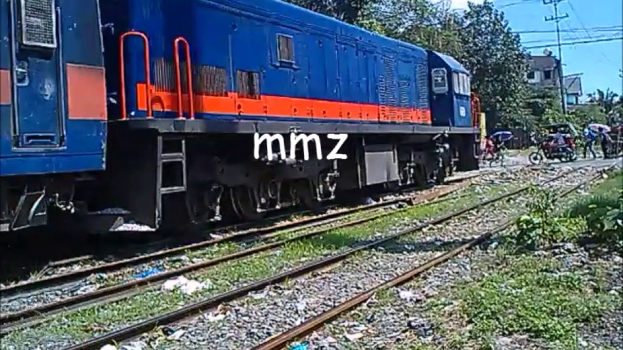 PNR DEL 916 hauling EMU 04 & DEL 918 arriving Sta. Mesa Station