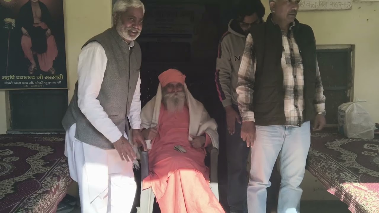 वैदिक आश्रम उमाही कलां में स्वामी रघुवीरानंद जी मिरकपुर वालों से आशीर्वाद प्राप्त करते हुए