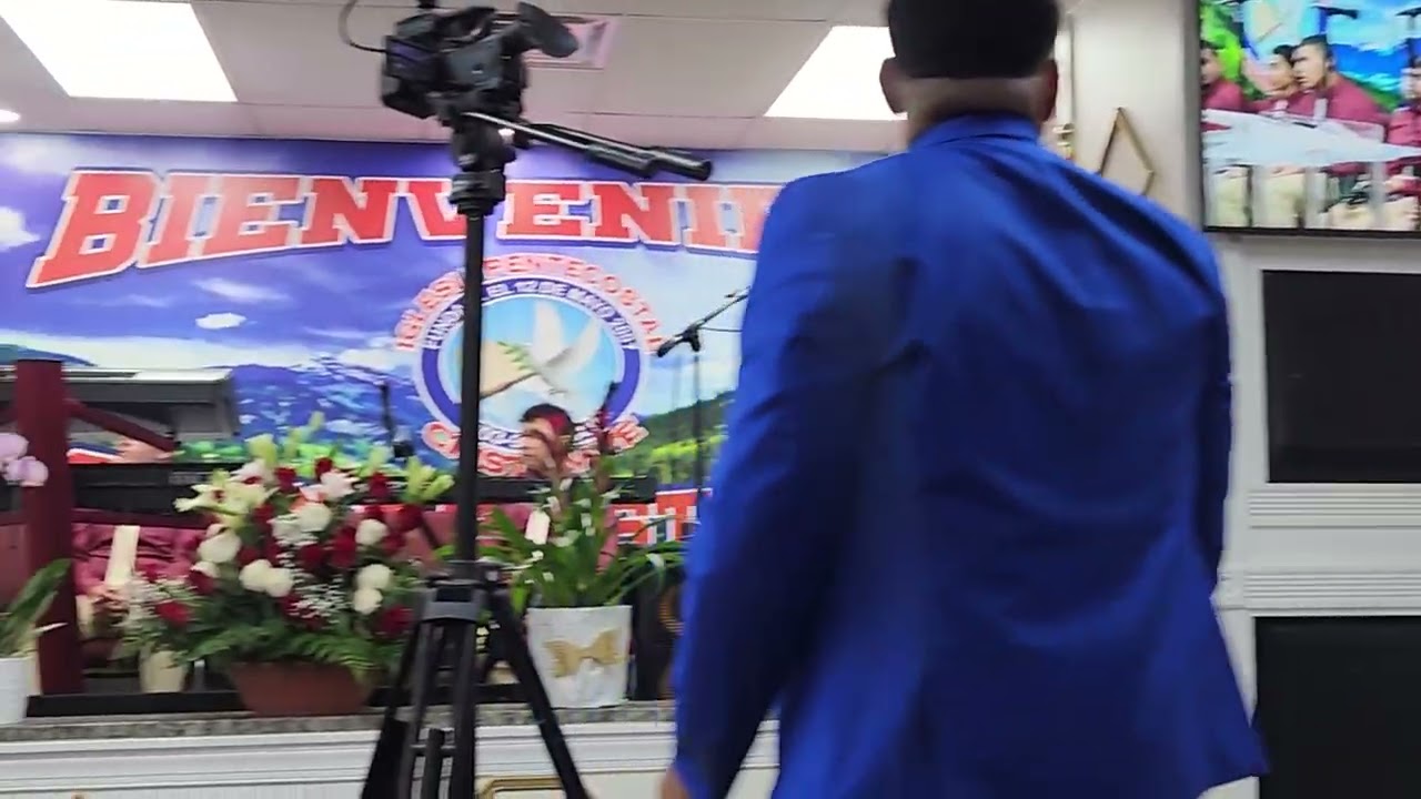 El evangelista cantante irme Benítez dendel El Salvador cantando en iglesia Cristo vive