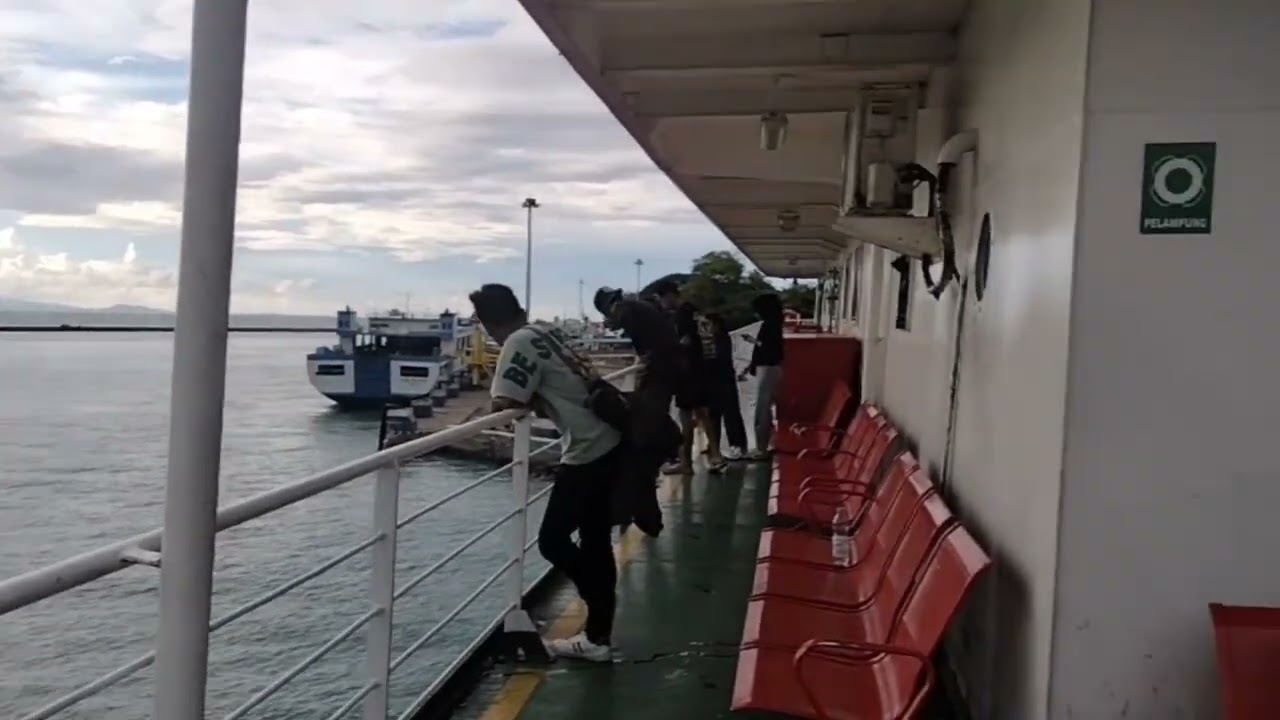 Lagi di kapal,Di pelabuhan merak
