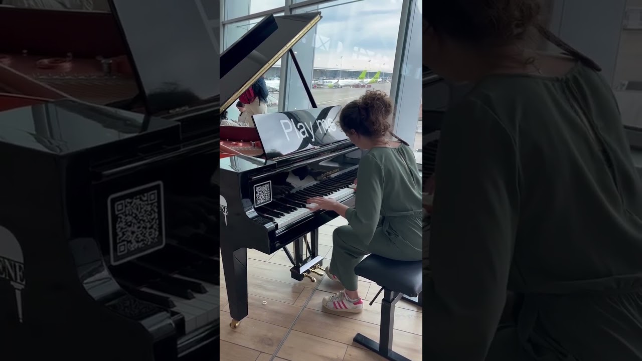 Lindsay plays piano in Brussels airport