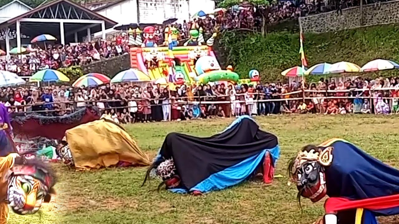 Aksi Barongan empat grup ebeg pakumas sumpiuh di lapangan sibangkong