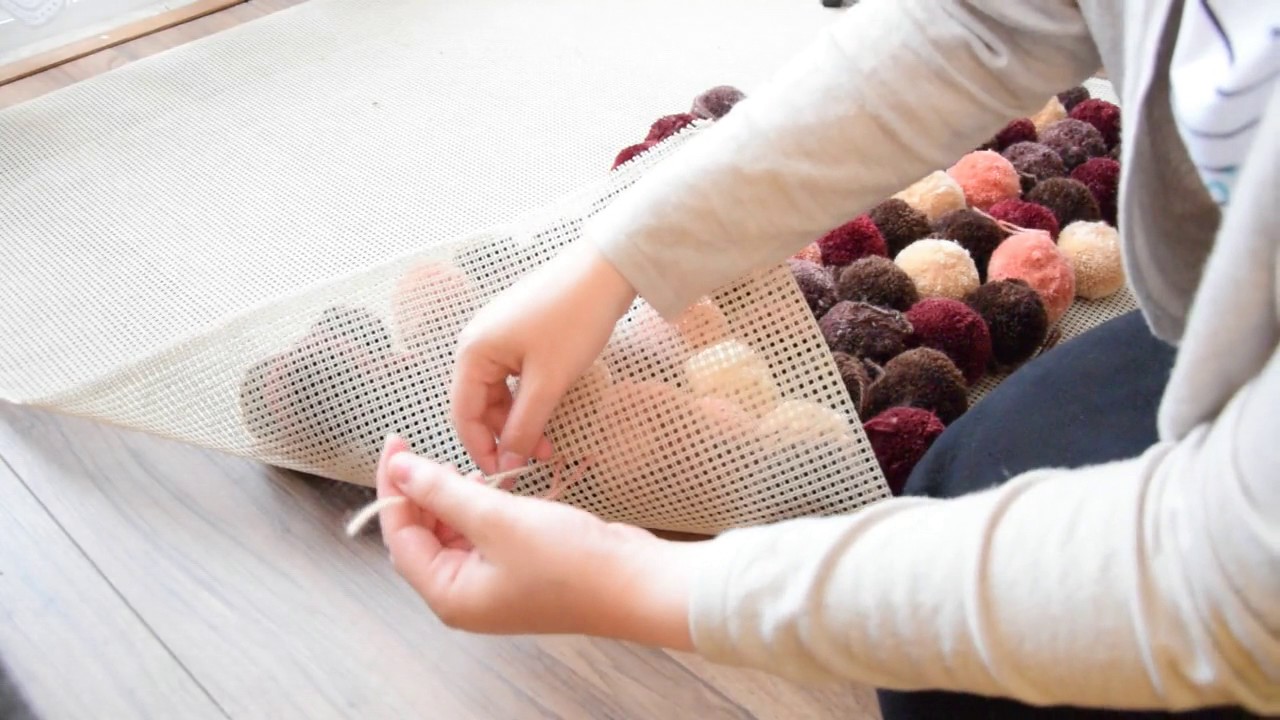 DIY POMPOM RUG