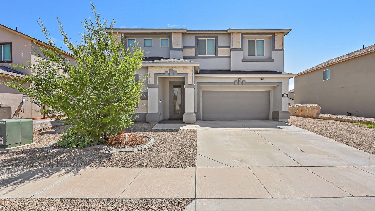 That yard! Whoa! East El Paso 🤫 2808 Tierra De Moyo