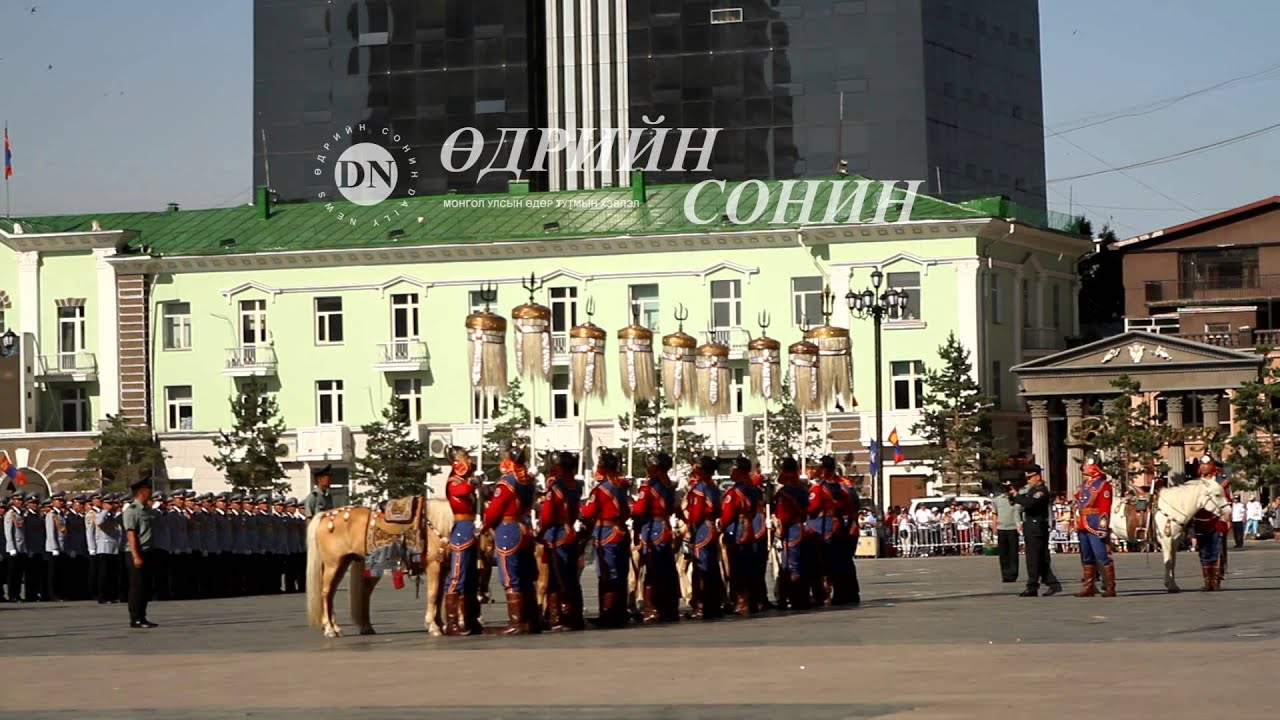 Төрийн есөн хөлт цагаан тугийг Төв цэнгэлдэх рүү залах ёслол