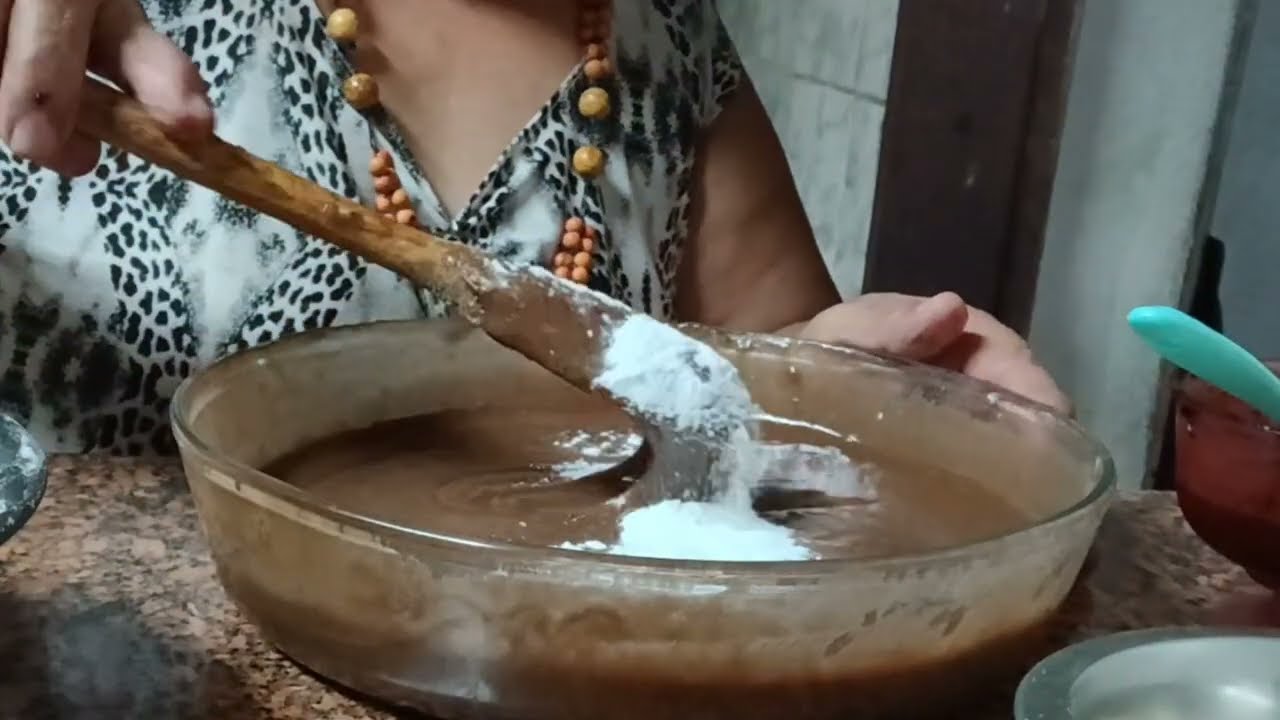 PARECE  LOUCURA.MAS DEU CERTO. .É .MUITO BOM. BOLO  DE CHOCOLATE COM AMENDOIM SALGADO.