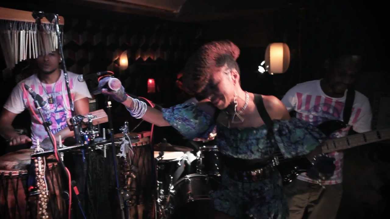 Wunmi - More Expensive Shit (Live at Momo London)