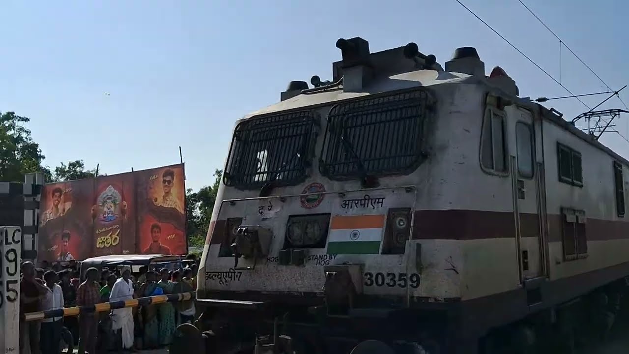 రైలు వెళ్లిన తర్వాత ట్రాఫిక్ క్లియర్ / Train Passing & Roads Traffic Clearing