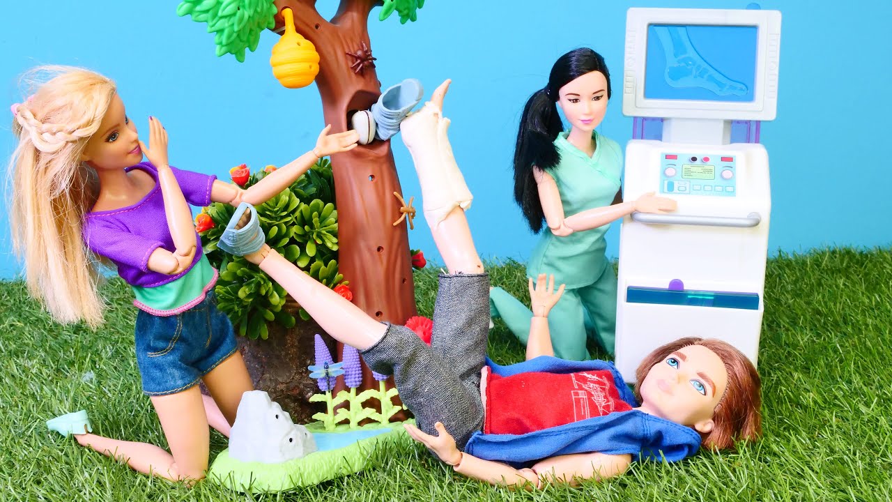 Barbie ve Ken videoları. Olamaaaaz! Ken ağaçtan düşüp ayağını kırıyor. Doktor oyunu