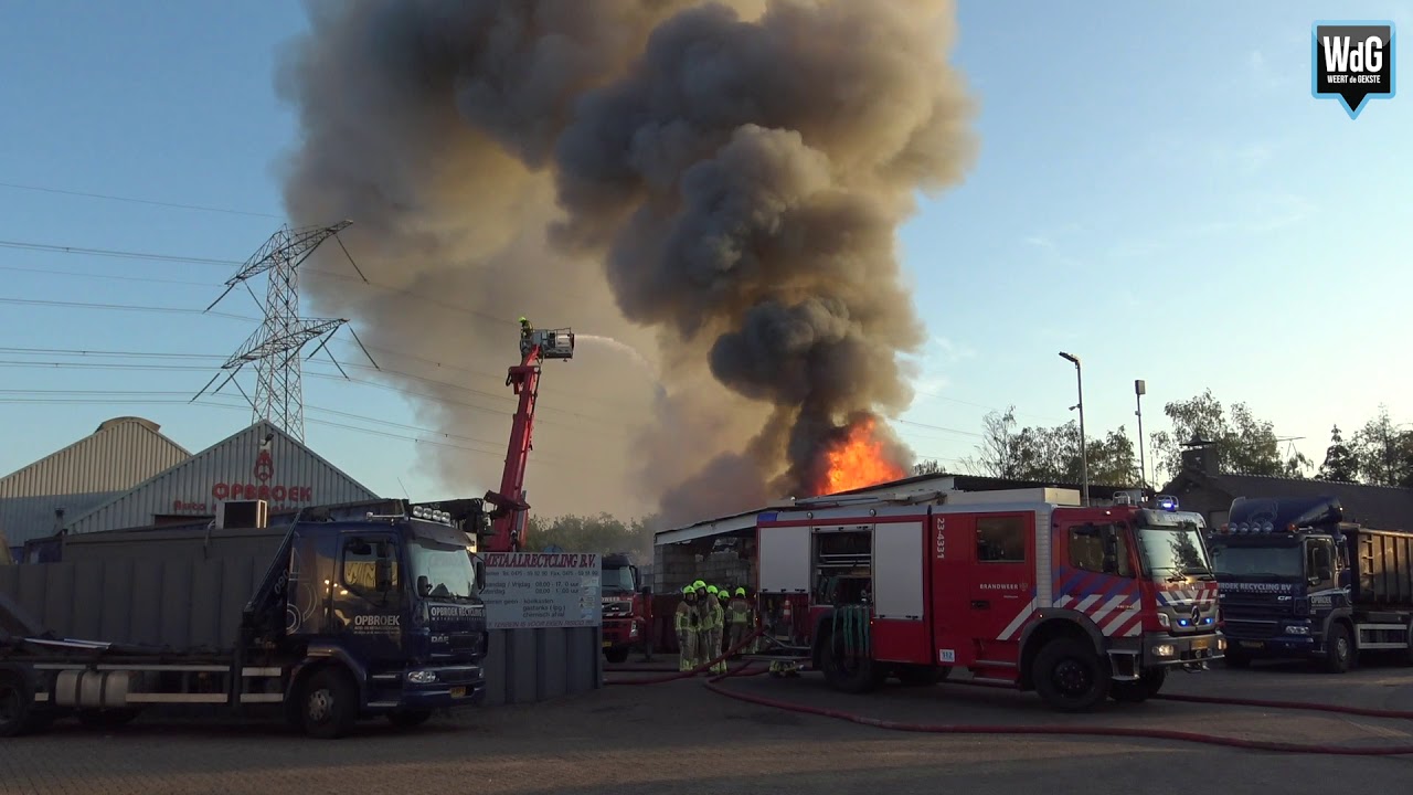 Zeer grote brand bij metaalrecyclingbedrijf in Haelen