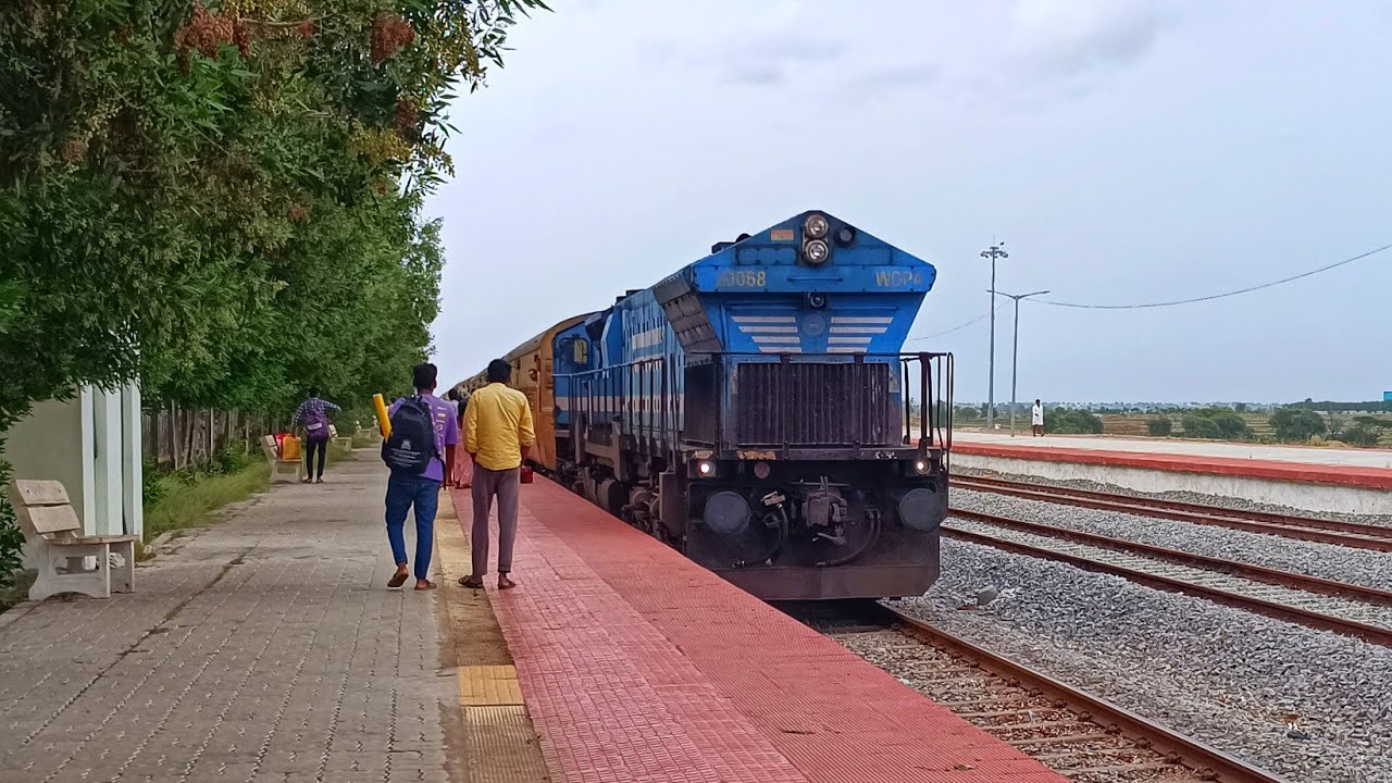 16546 Sindhanur - Yesvantpur Express arriving at Karatagi Railway Station | LHF KJM Bleed Blue
