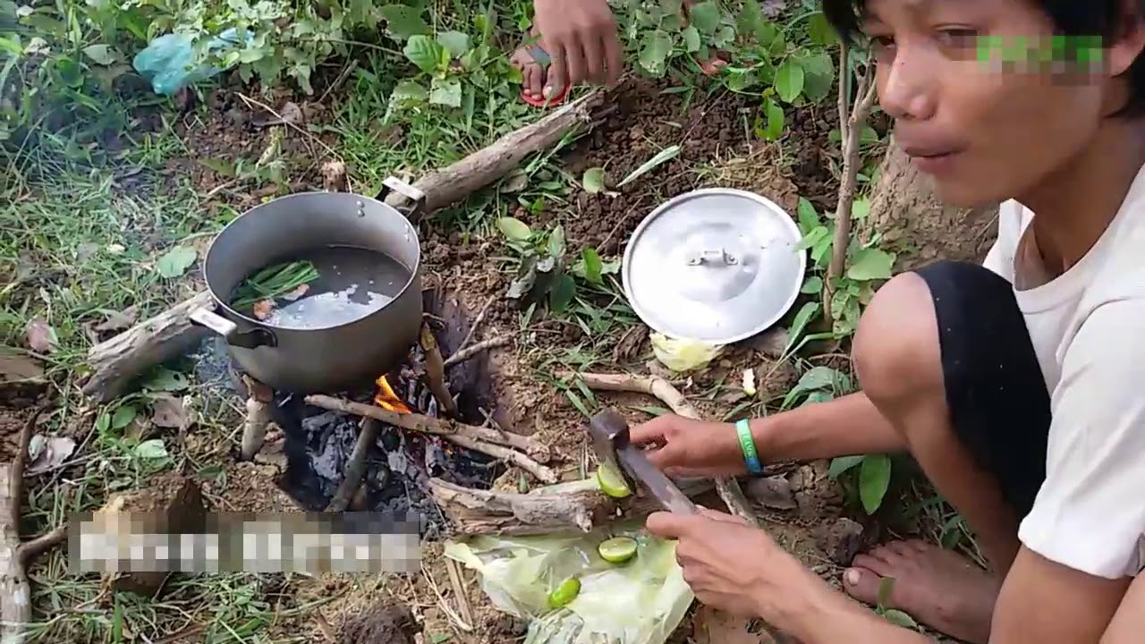 Amazing cooking at Battambang rice field | Crab Soup || #365DDaily