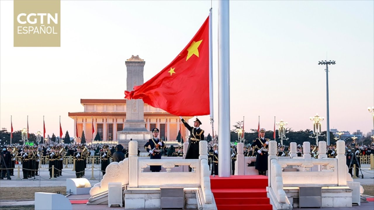China celebra ceremonia de izamiento de bandera nacional en plaza Tian'anmen en primer día de 2026