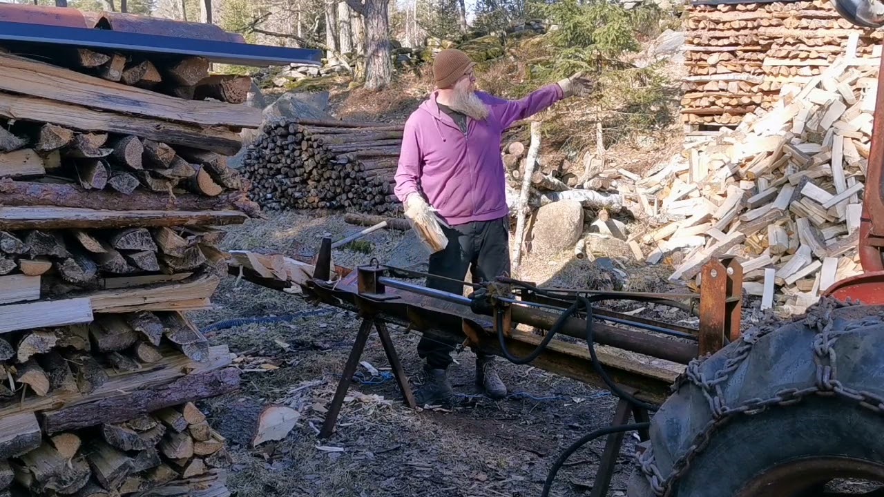 Det är vedklyning som gäller. Men med rätt prylar går det lätt. Vresig stubbe får sitt!