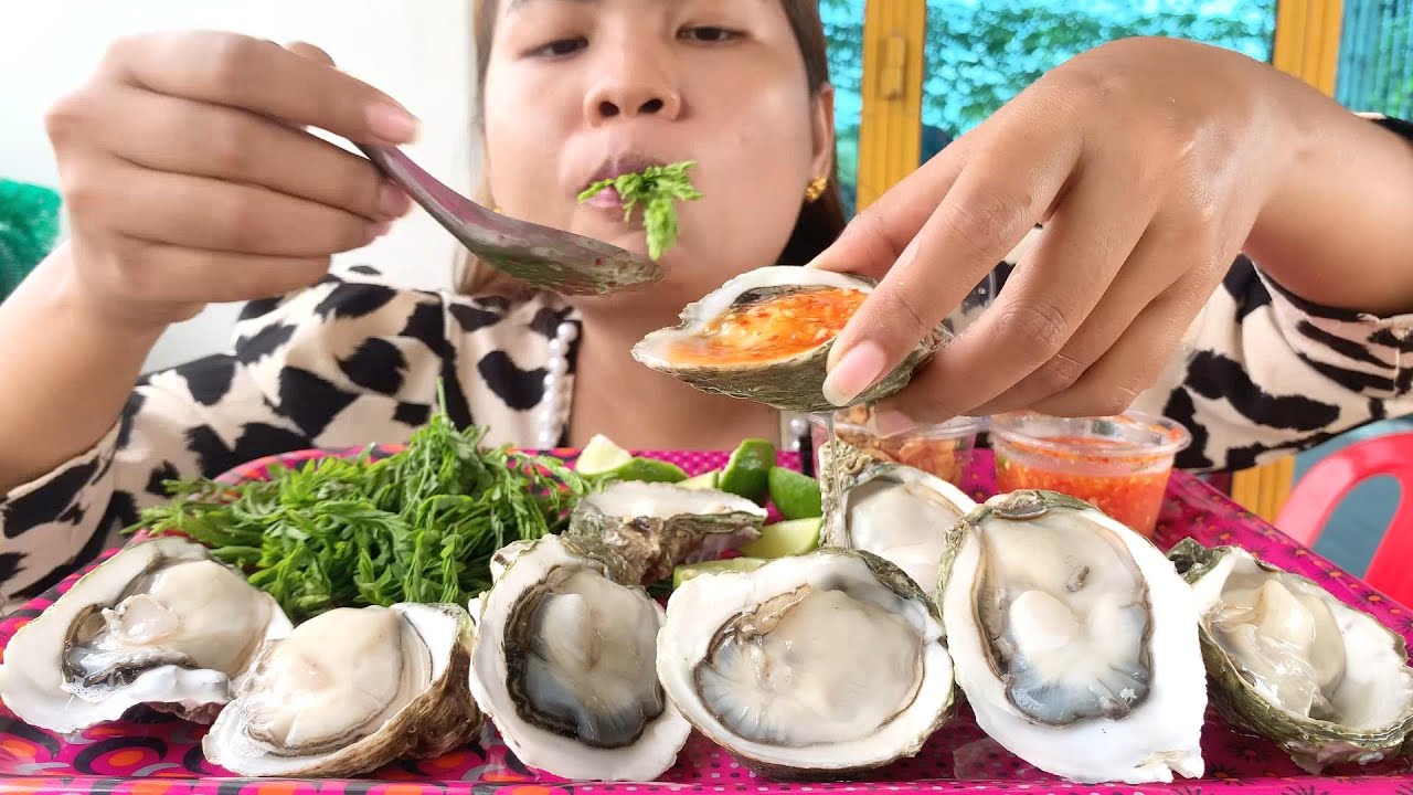 Oyster mukbang eating fresh seafood asmr, mukbang oyster with chili sauce