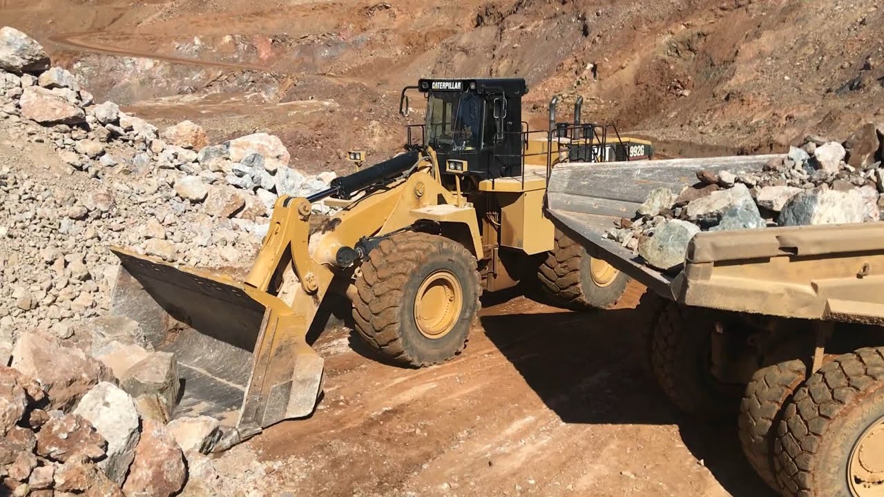 Caterpillar 992G Wheel Loader Loading Caterpillar Dumpers - Sotiriadis/Labrianidis Mining