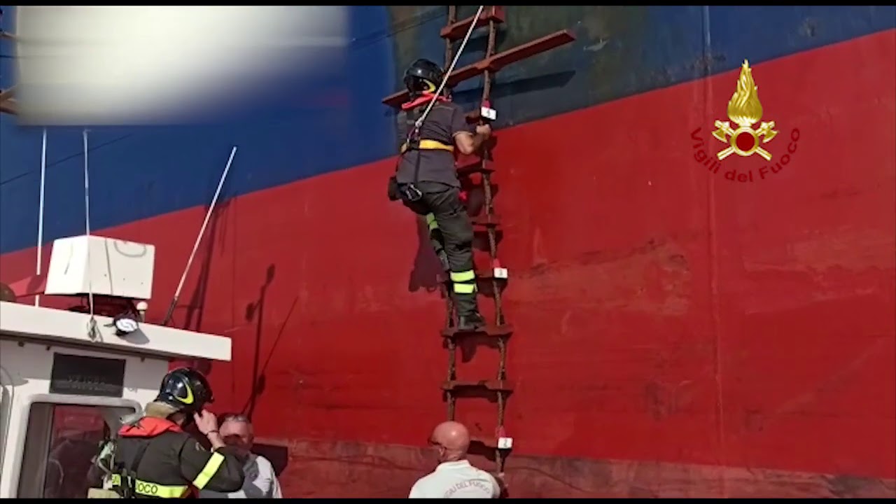 Vigili del fuoco del nucleo speciale NBCR intervengono a bordo di una nave a Genova