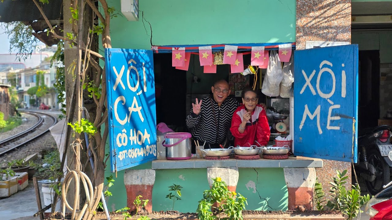 FOOD TOUR Nha Trang| 2 ông bà O Hoa 80 và cái quán Xôi Mè Cá Cơm Mờm ngon và dễ thương quá sức !