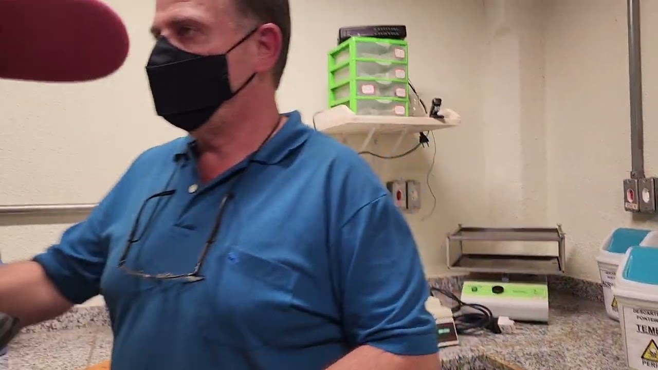 Pesquisador Azania, do IAC, recebe nos laboratório de matologia visita técnica com mulheres do setor