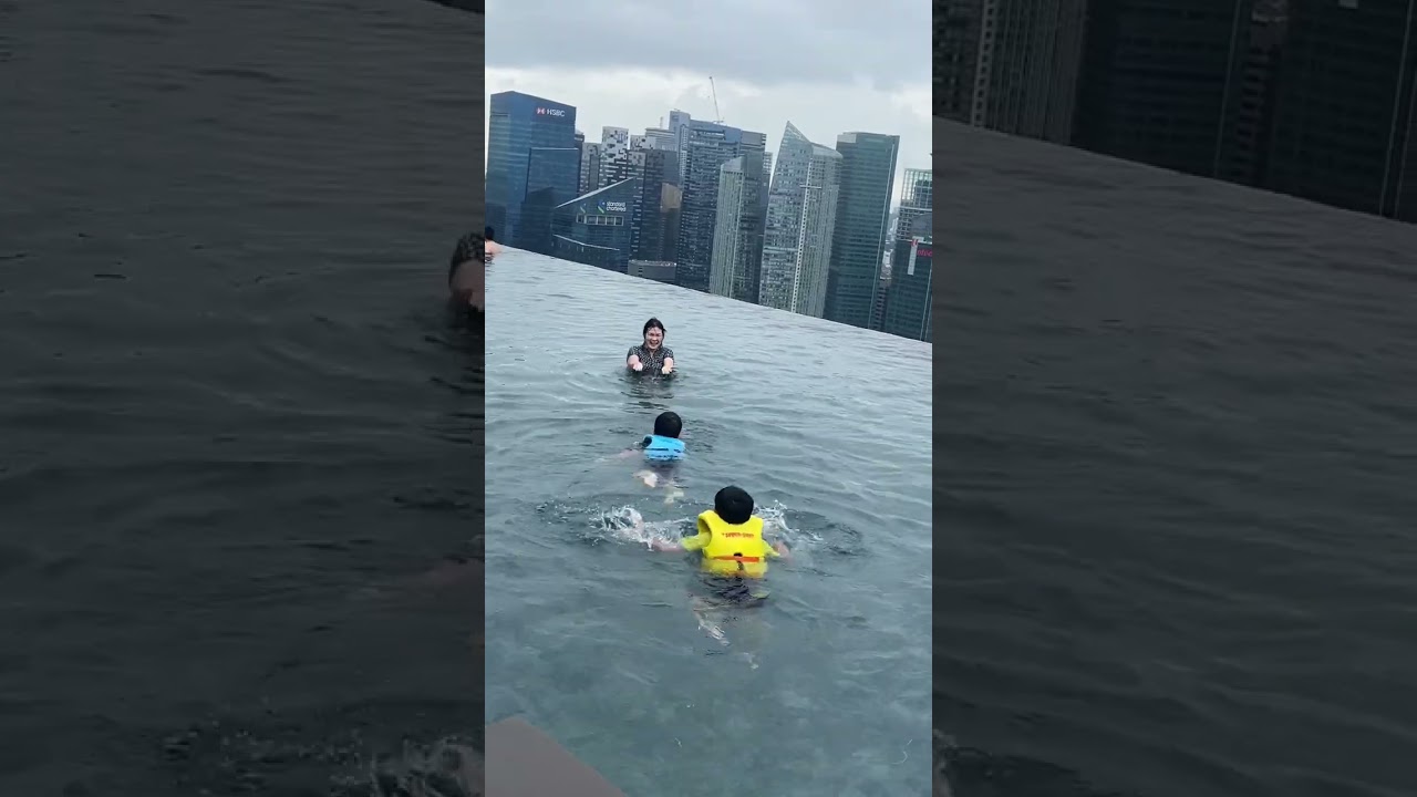 @TheMarinaBaySands Swimming 🏊 pool on the top 