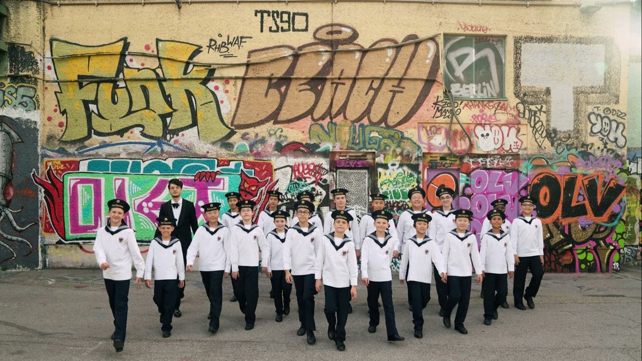 Wiener S&auml;ngerknaben with an unknown boy soprano - Fr&uuml;hlingsstimmenwalzer