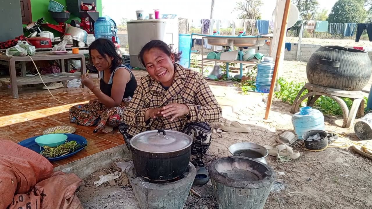 แม่ป้ากินแกงหน่อไม้กับสาวพร