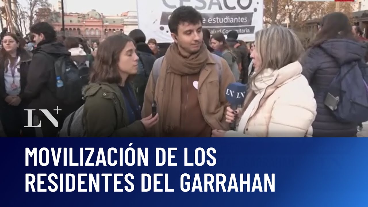 Movilización en Plaza de Mayo: protesta de residentes y médicos del Hospital Garrahan.