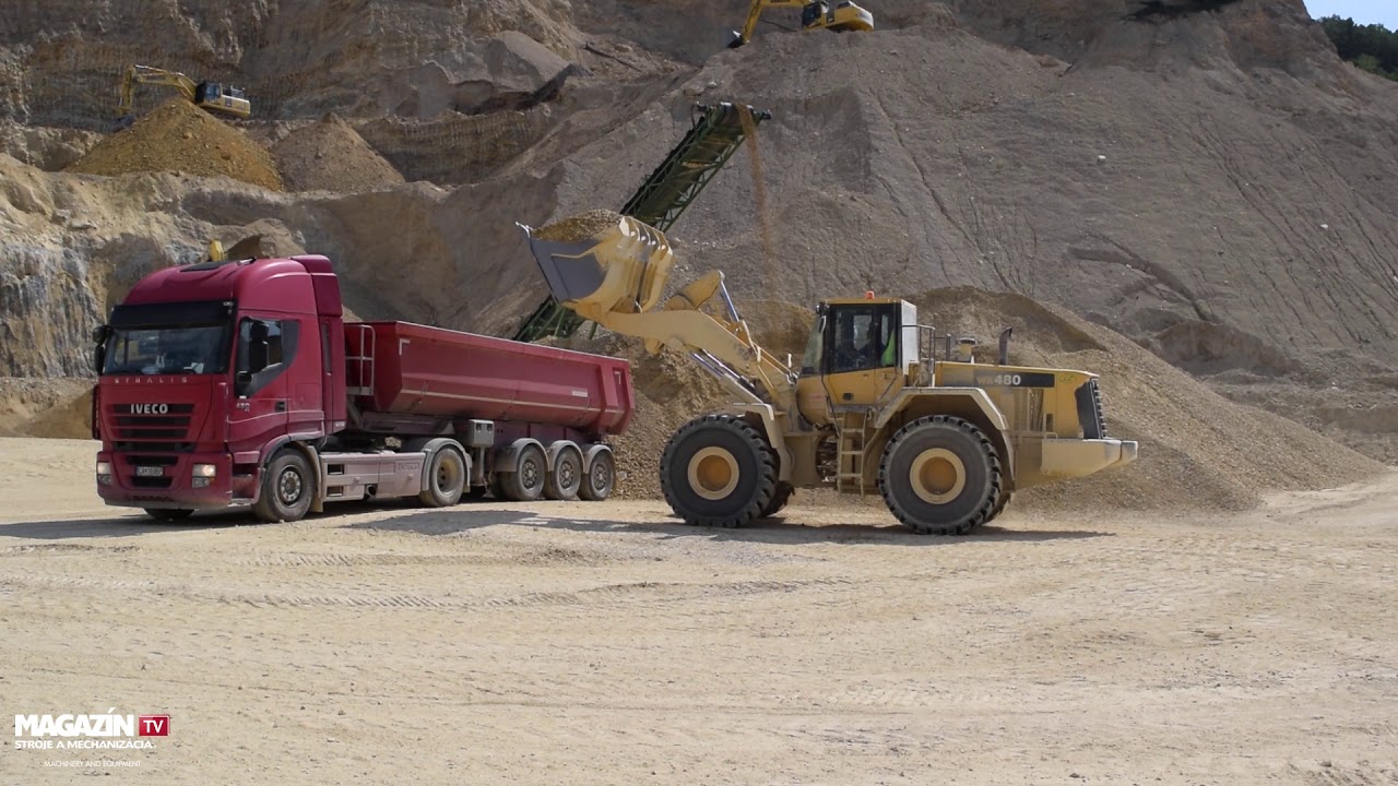KOMATSU WA480 wheel loader loading IVECO STRALIS with kipper