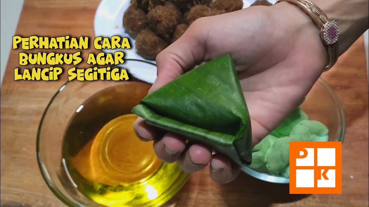 Cara bungkus kue Mendut segitiga pakai daun pisang
