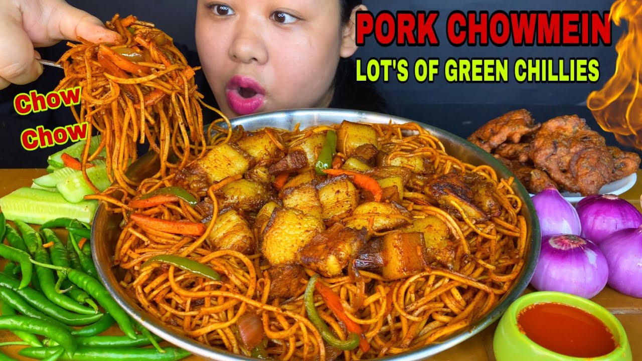 STREET STYLE 🔥SPICY PORK CHOWMEIN, LOT’S OF GREEN CHILLIES & PAKODA EATING | PORK BELLY MUKBANG