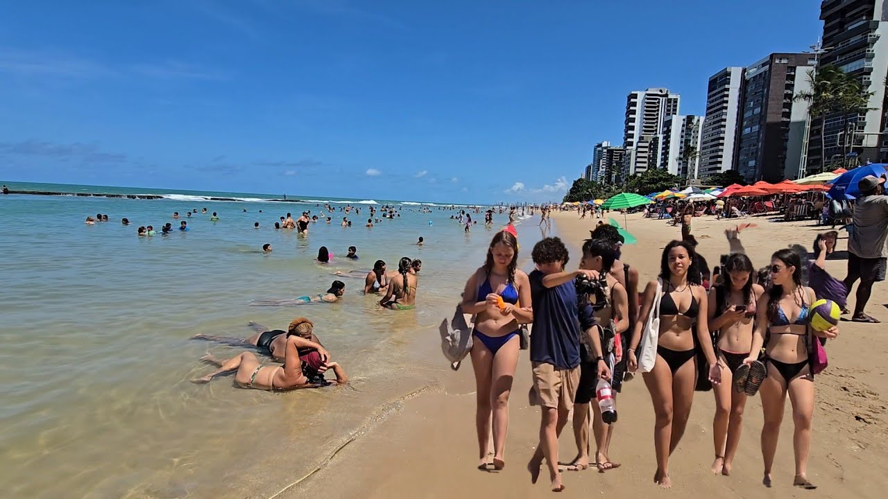 RECIFE SÁBADO NA PRAIA DE BOA VIAGE ÁGUA CRISTALINA MORNA PERNAMBUCO BRAZIL 19 abril 2025