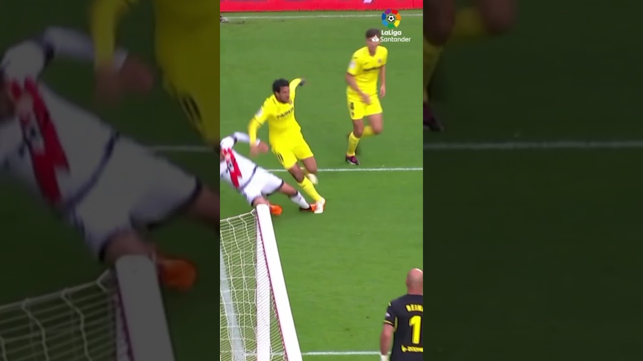 What a dribble, Comesa&ntilde;a! 🏴&zwj;☠️ 🔝  #shorts #laligasantander #rayovallecano #villarreal