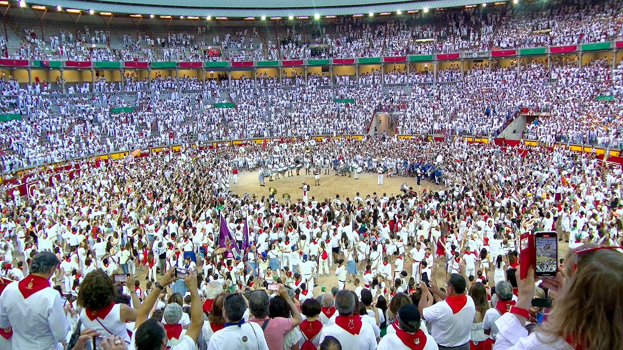 Despedida y salida de las Peñas desde la plaza de toros 14 Julio #sanfermin2024