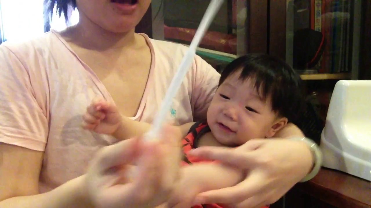 用滴管餵寶寶吃藥