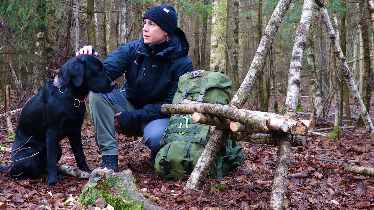 Bushcraft Skills, Building a Wooden Chair,  Sharpening my Axe, Flecktarn Tarp, Coffee ☕️, crazy Dog